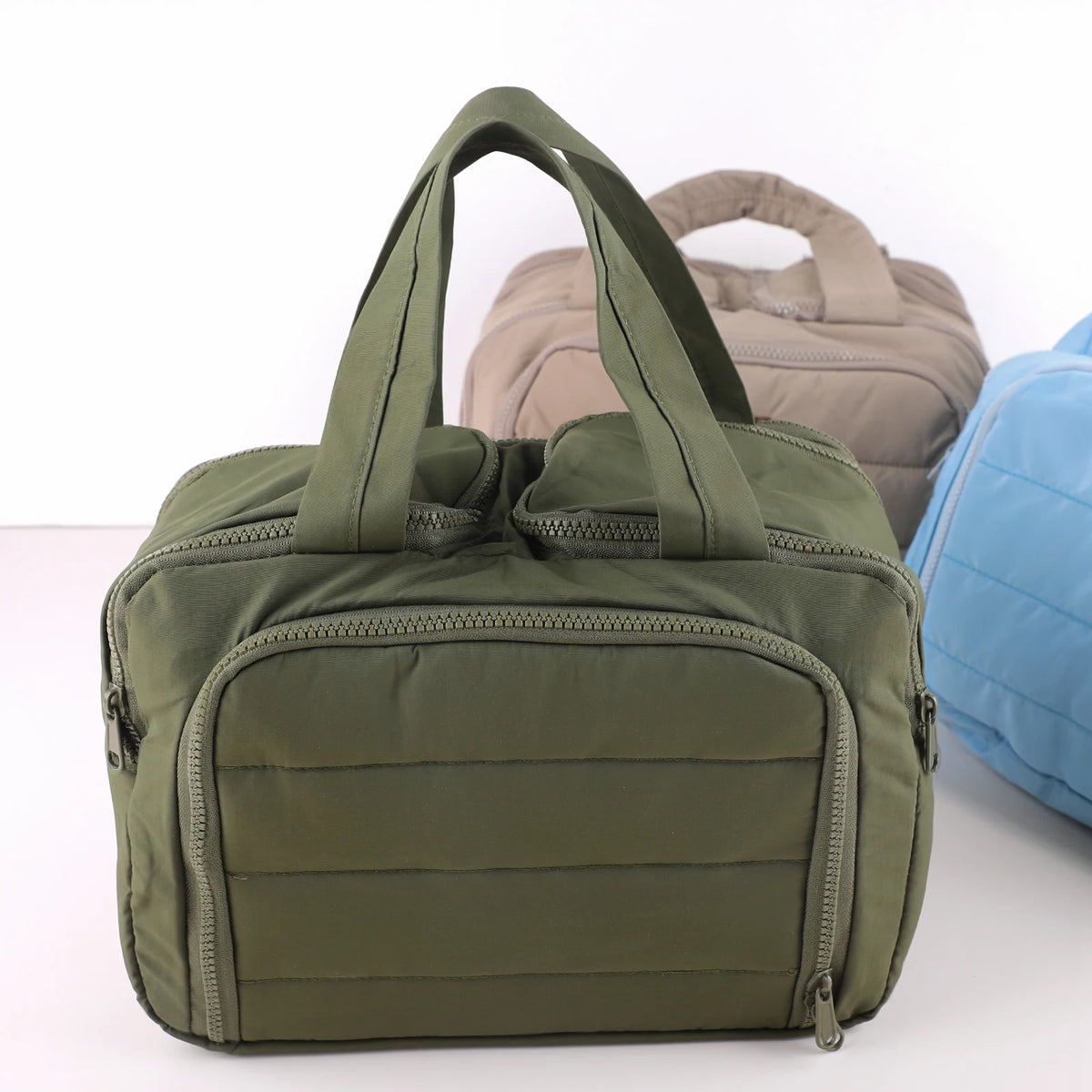 Multi-Compartment Quilted Simple and Stylish Solid Color Portable Travel Toiletry and Makeup Bag, Multifunctional Large Capacity Lightweight Soft Stain-Resistant Large Opening Toiletry Bag for Men and Women, with Dry and Wet