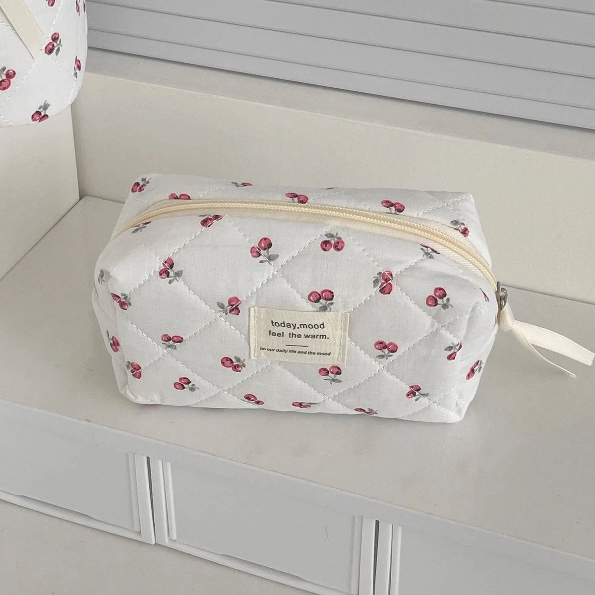 1PC Pink Strawberry Women Cosmetic Quilted Bag Portable Travel Organizer Toiletry Makeup Storage Pouch Handbag Ladies Zipper Bag