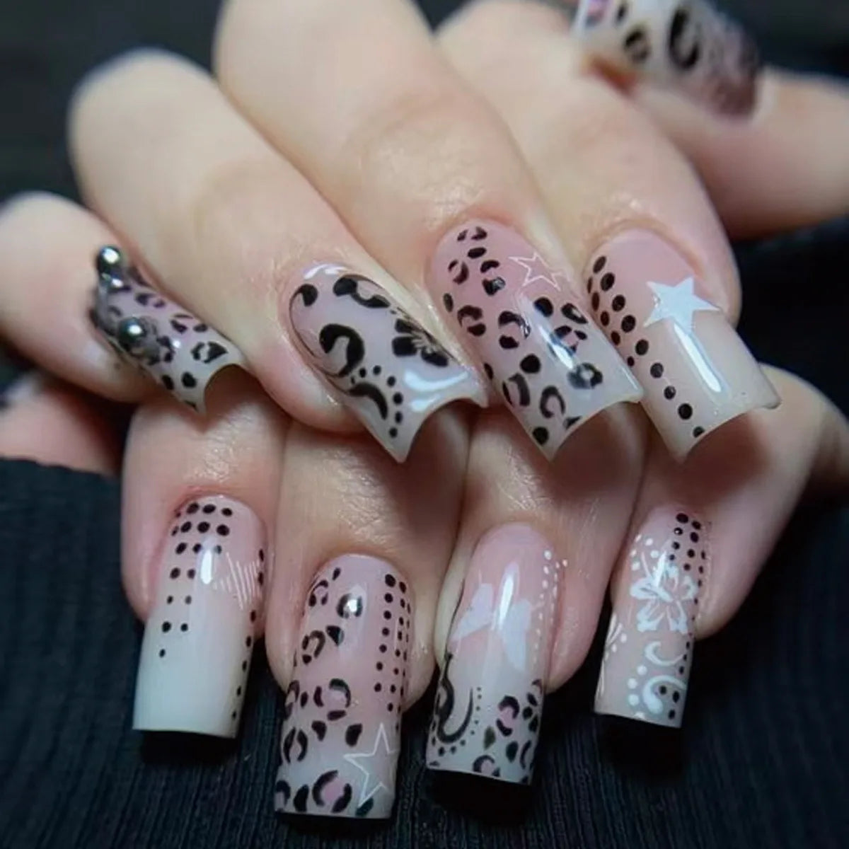 24pcs Black Spider Fake Nails Y2K Punk Style Girls Painted False Nails Full Cover Wearable Japanese Almond Press On Nails Tips