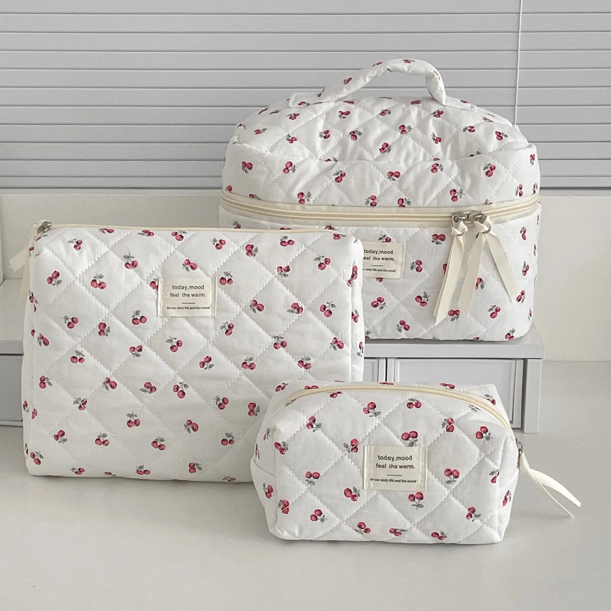 1PC Pink Strawberry Women Cosmetic Quilted Bag Portable Travel Organizer Toiletry Makeup Storage Pouch Handbag Ladies Zipper Bag