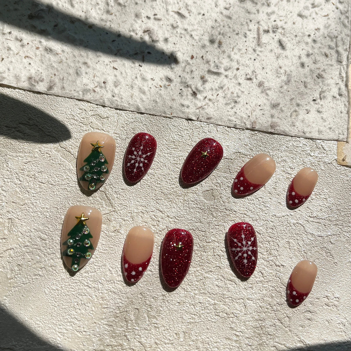 Handmade Short Almond Press On Nails Red Glitter Christmas False Nails Rhinestone Christmas Tree Snowflake Design Reusable 10Pcs